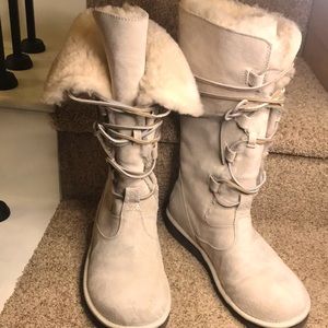 Like New Whitley mocha Ugg’s size 10 Amazing Boot.